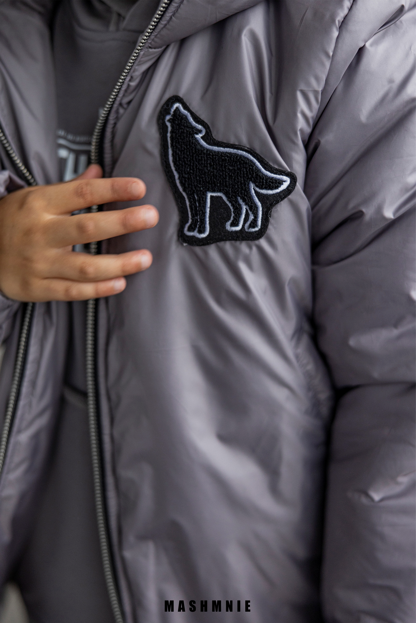 Kurtka chłopięca Mashmnie z naszywką wilka – szara - obrazek 3