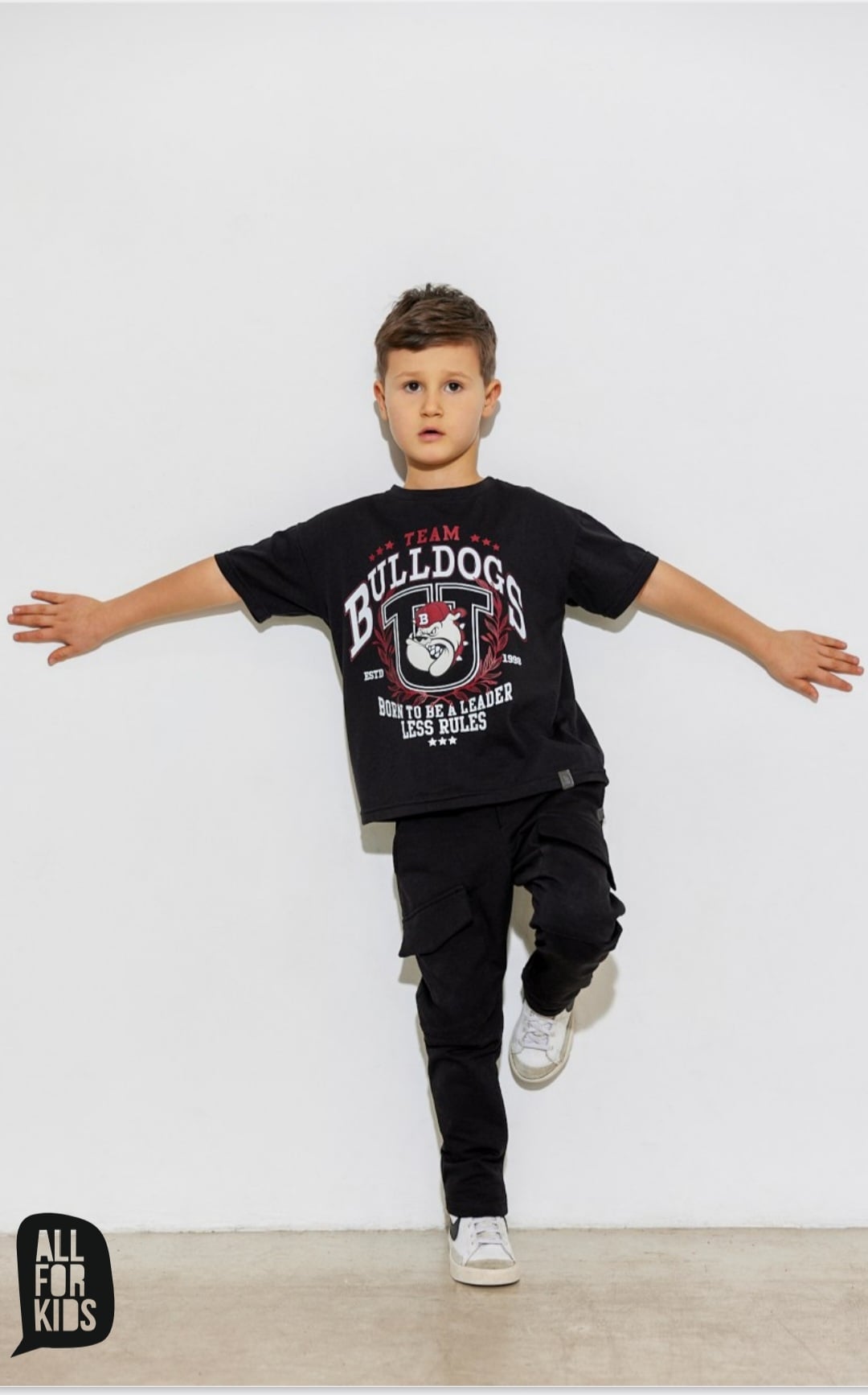T-shirt chłopięcy BULLDOGS All for Kids - CZARNY