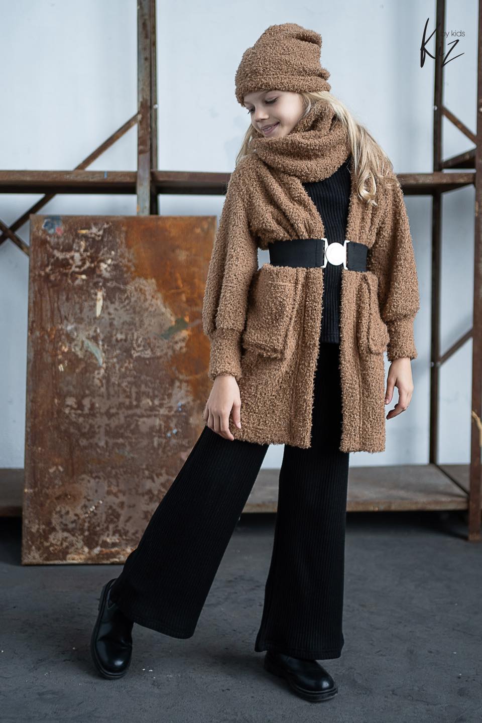 Kardigan dziewczęcy KIZ z paskiem BEŻ