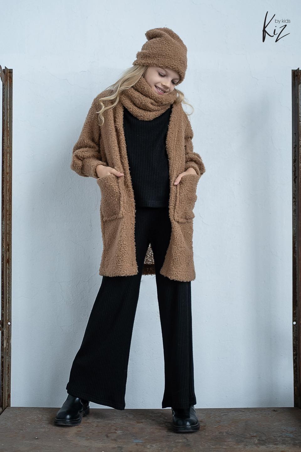 Kardigan dziewczęcy KIZ z paskiem BEŻ - obrazek 3