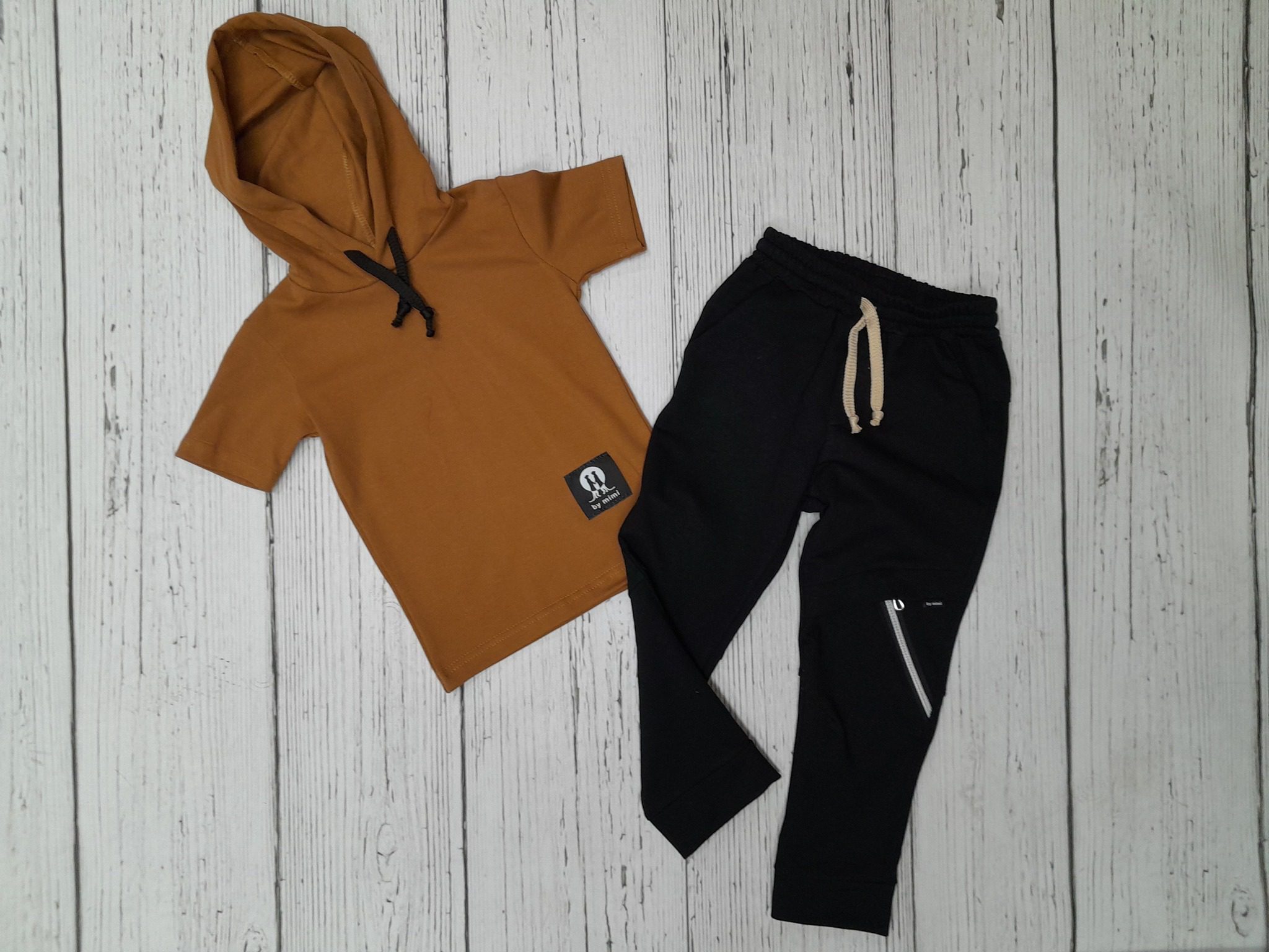 Spodnie dresowe dla chłopca BY MIMI z zamkiem – czarne