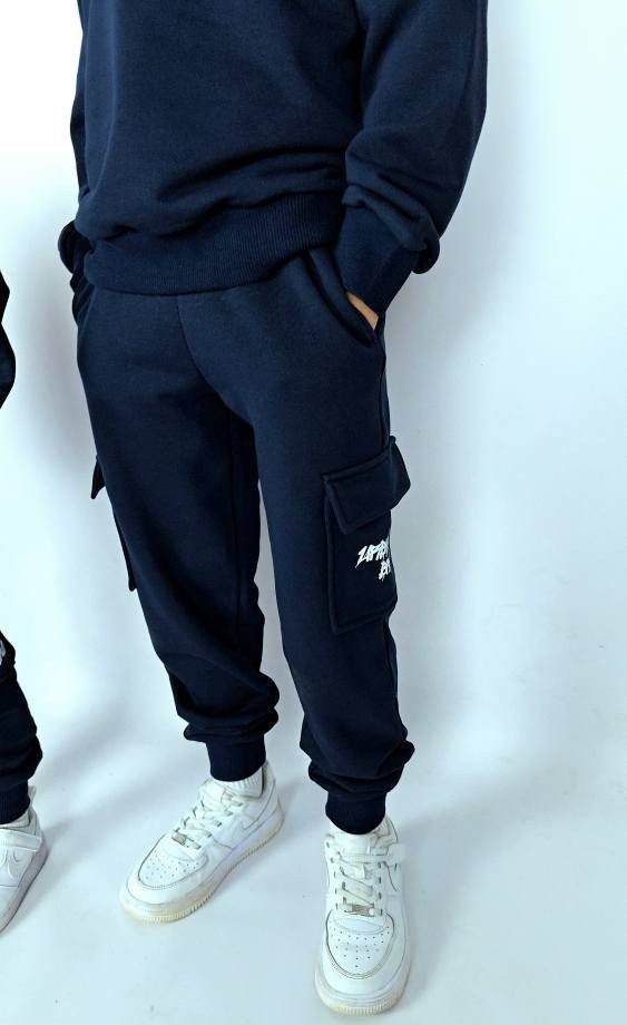 Spodnie dresowe z kieszeniami URBAN BRAND – granatowe / CARGO