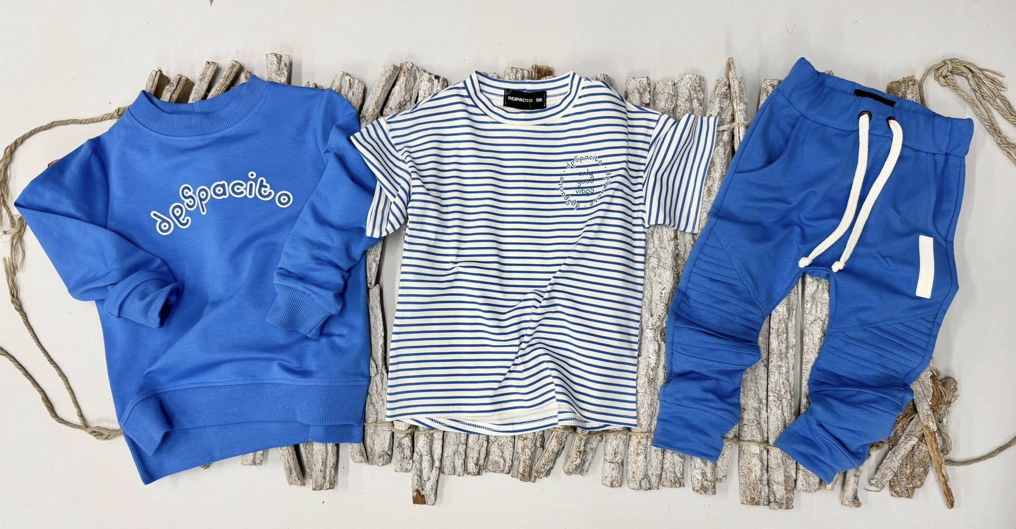 Spodnie bawełniane z przeszyciami Despacito Baby Boy – niebieskie - obrazek 3