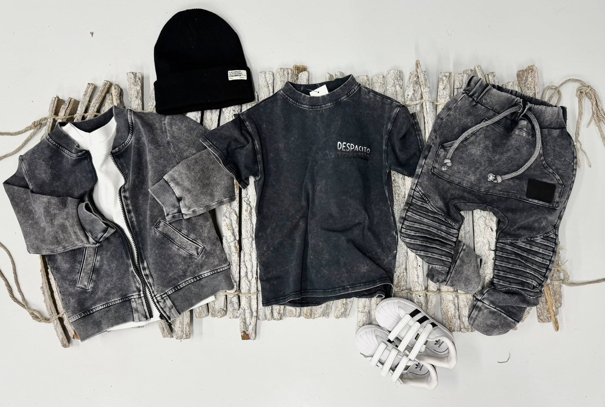 Spodnie dekatyzowane z przeszyciami Despacito Baby Boy – czarne - obrazek 3