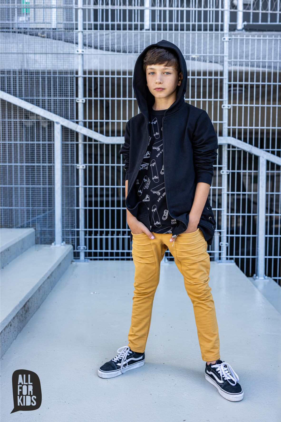 Spodnie dresowe chłopięce All for Kids – musztardowy - obrazek 3