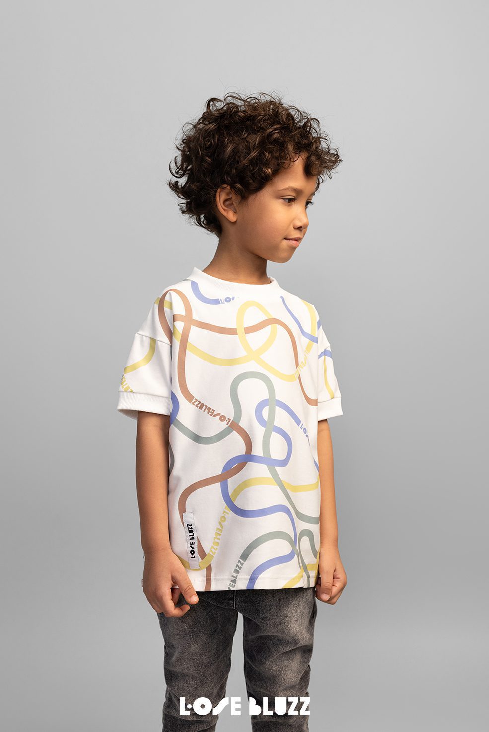 T-shirt chłopięcy Loose Bluzz biały w kolorowy print TWIST– bawełniana koszulka premium