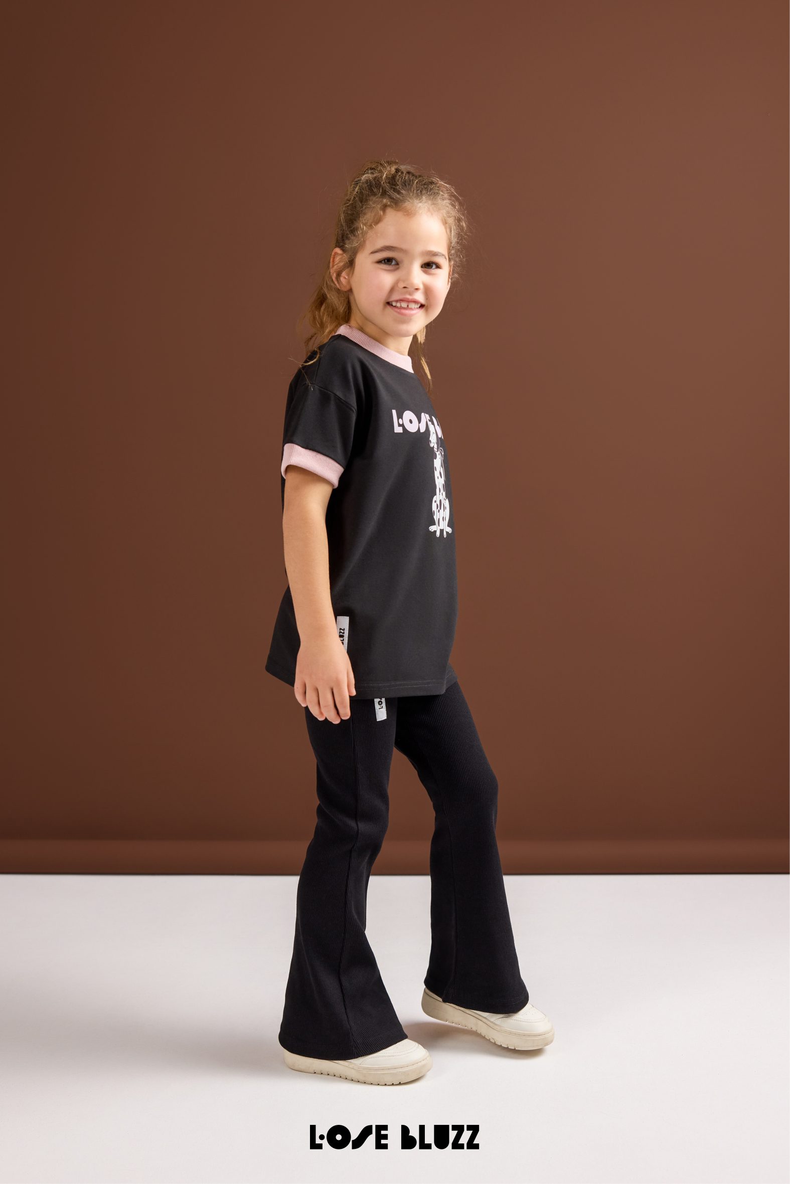 T-shirt dziewczęcy Loose Bluzz – czarny z dalmatyńczykiem - obrazek 3