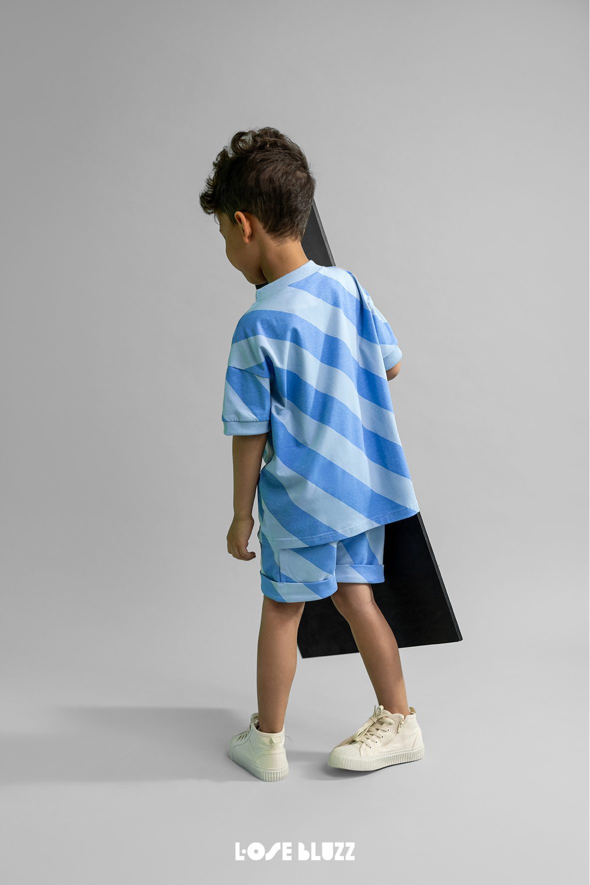 Spodenki dziecięce szorty Loose Bluzz w paski niebieskie - obrazek 4