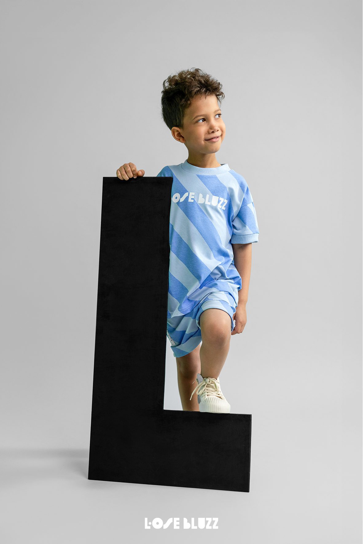 Spodenki dziecięce szorty Loose Bluzz w paski niebieskie - obrazek 3