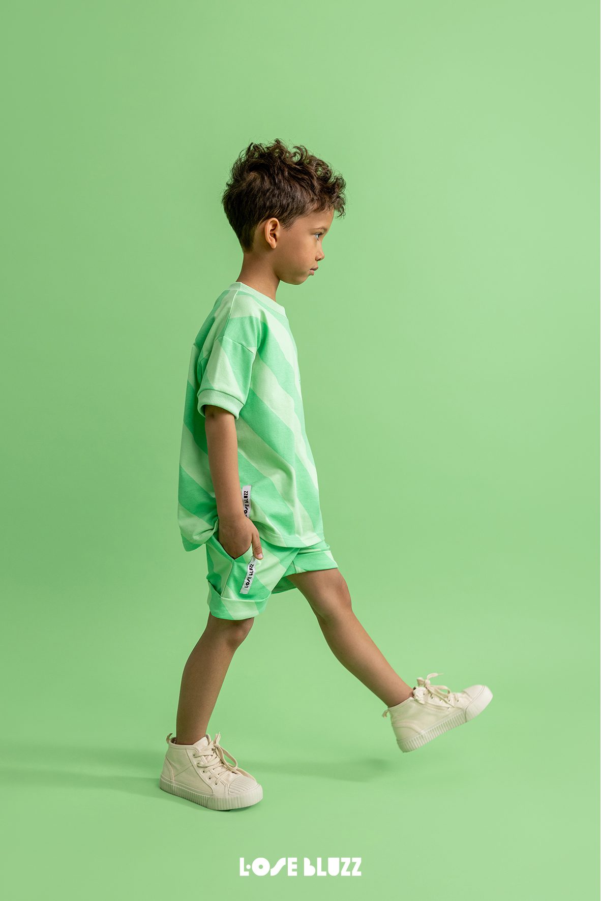 Spodenki dziecięce szorty Loose Bluzz w paski zielone - obrazek 4