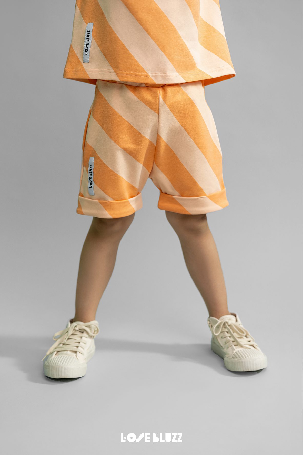 Spodenki dziecięce szorty Loose Bluzz w paski pomarańczowe