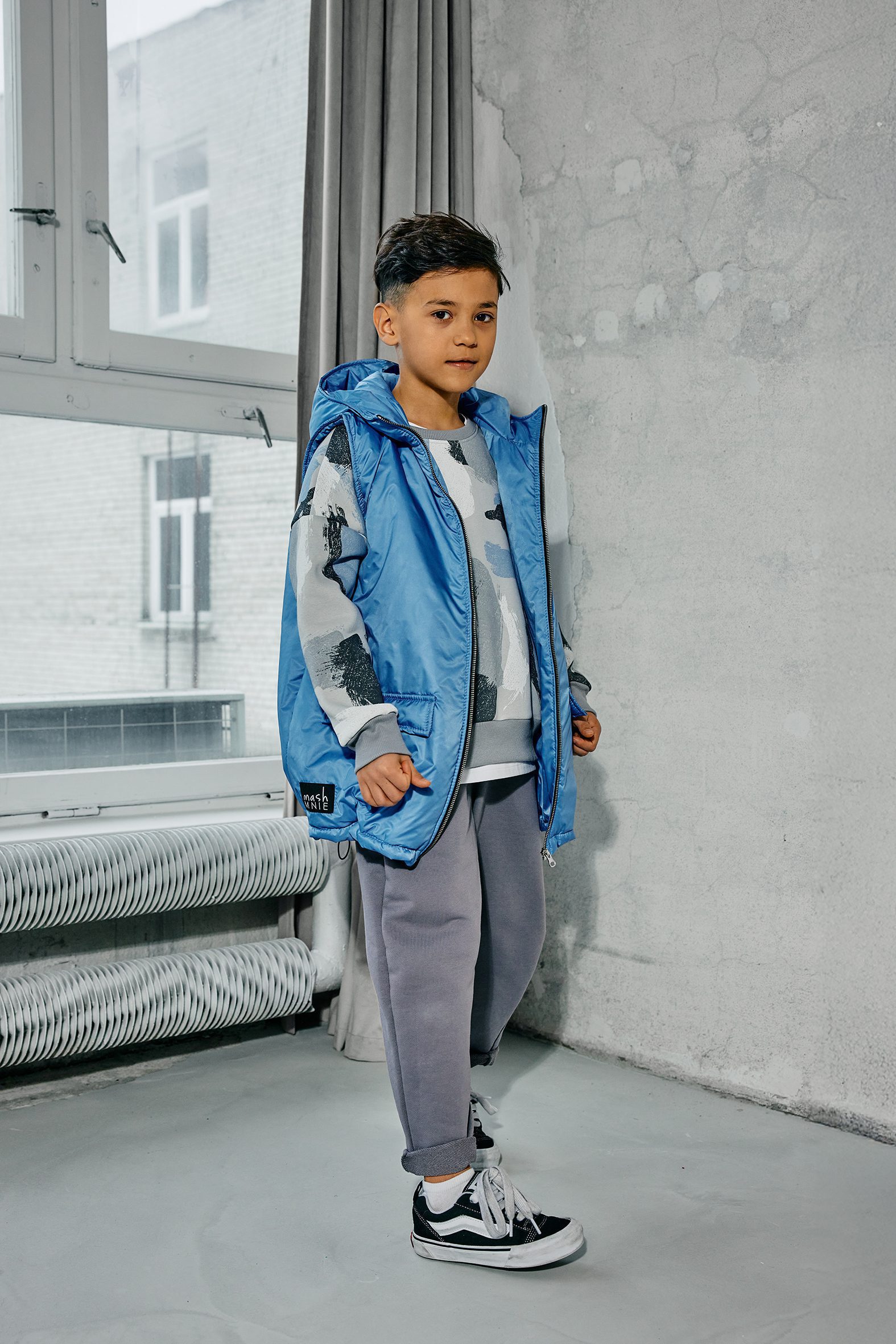 Spodnie chłopięce bawełniane , dresowe – szare MASHMNIE - obrazek 3