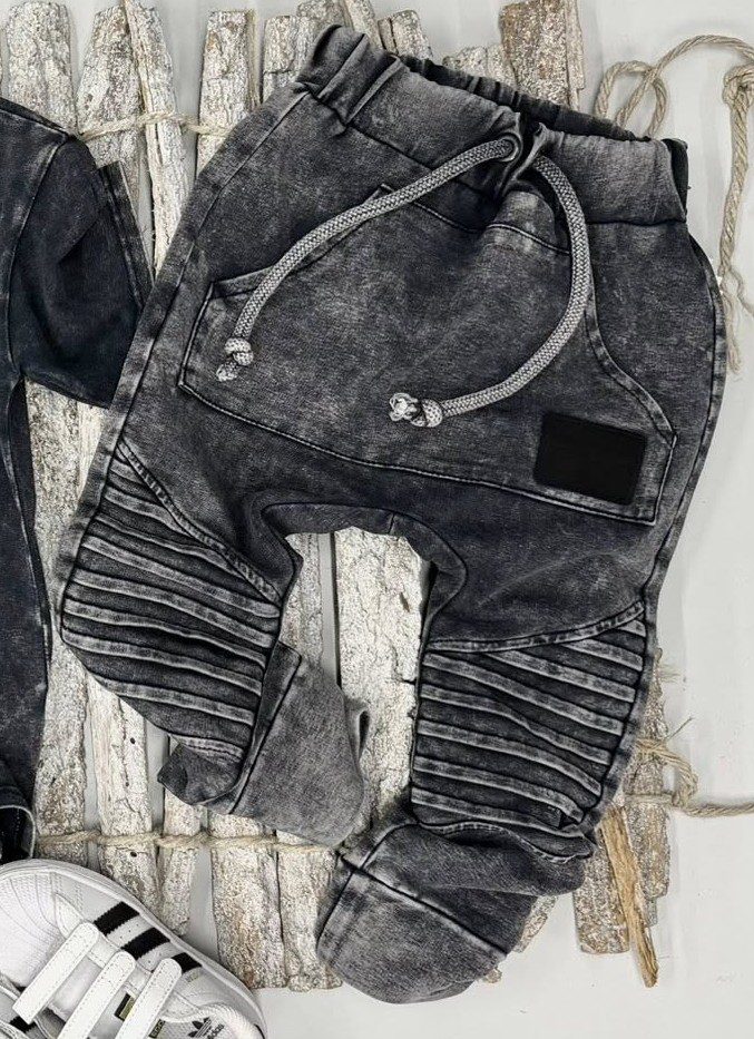 Spodnie dekatyzowane z przeszyciami Despacito Baby Boy – czarne