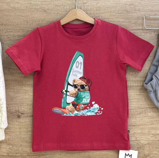 Bordowy t-shirt dla chłopca MIMI miś surfer