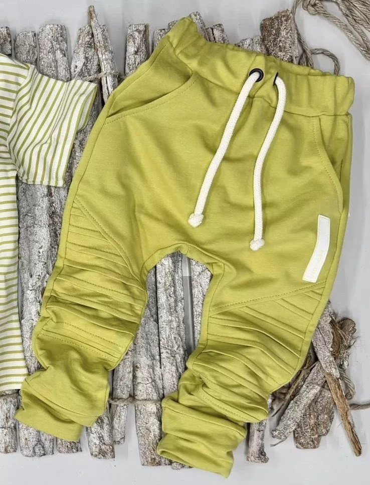 Spodnie bawełniane z przeszyciami Despacito Baby Boy – limonka