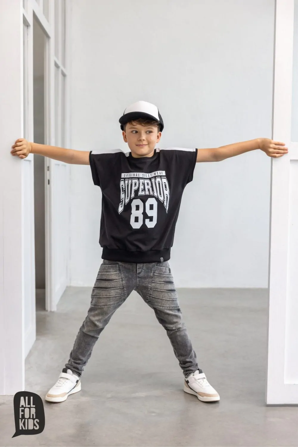 T- shirt z napisem SUPERIOR 89 All for kids -CZARNY