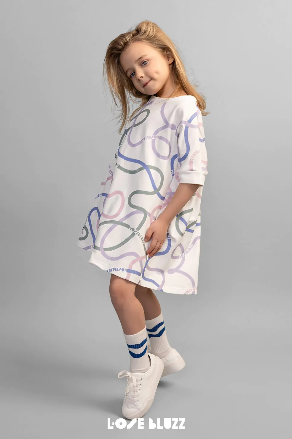 Sukienka LOOSE BLUZZ  biała – kolorowy twist