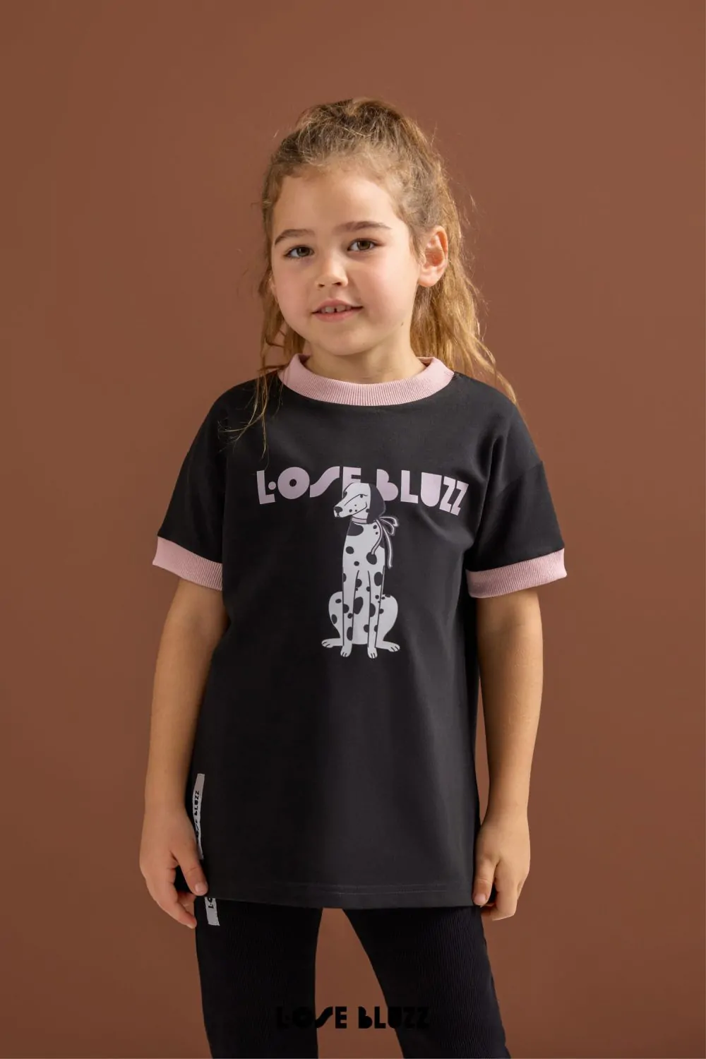 T-shirt dziewczęcy Loose Bluzz – czarny z dalmatyńczykiem